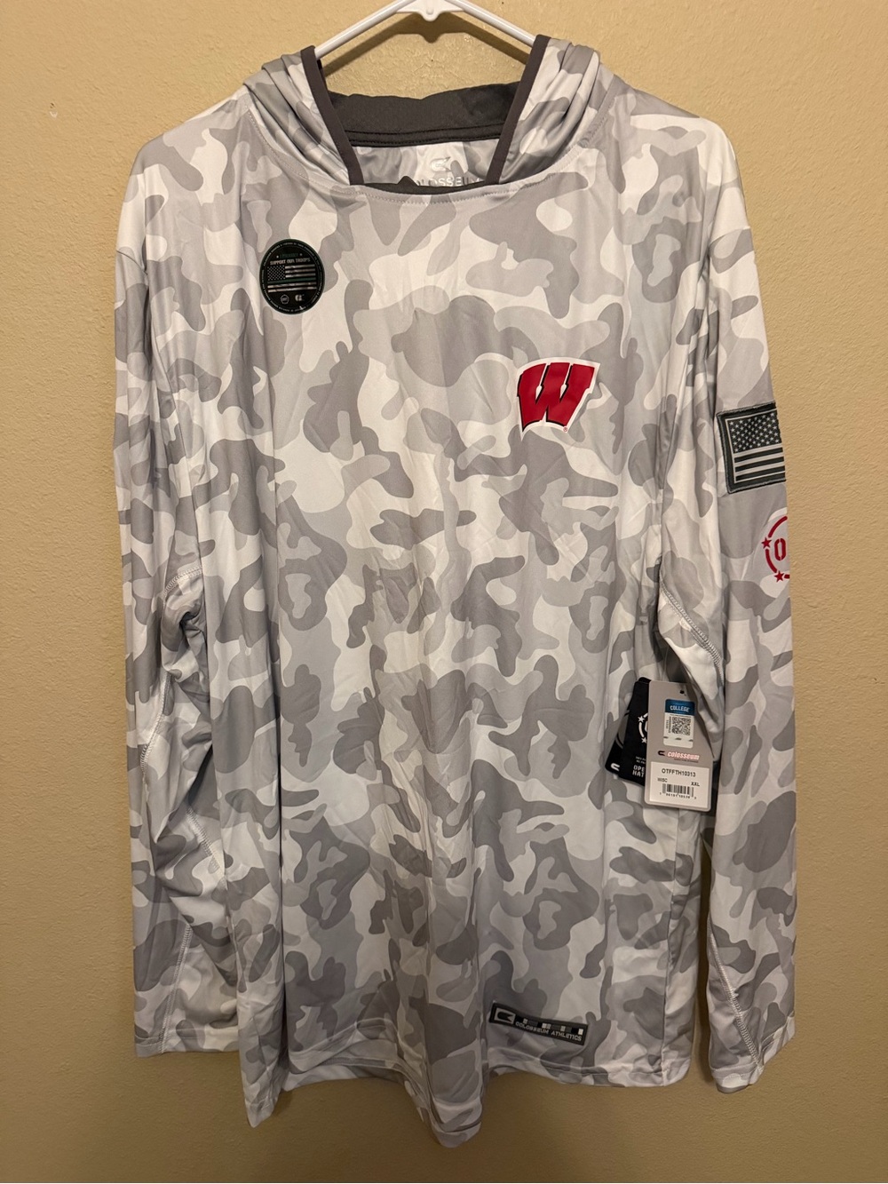 NWT Men’s XXL Wisconsin Badgers Colosseum OHT Camo Lightweight Hoodie Shirt